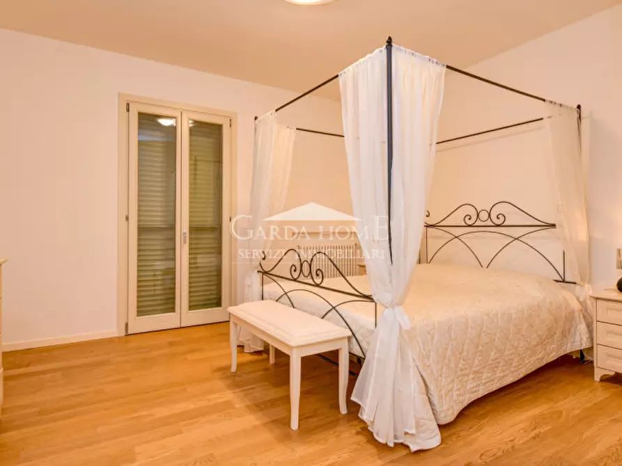 Immagine 22 di Villa in vendita  in Lungolago Cesare Battisti a Desenzano Del Garda