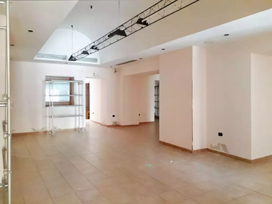 Immagine 8 di Negozio in vendita  in Via Francesco Rubichi, N. 21-23 a Lecce