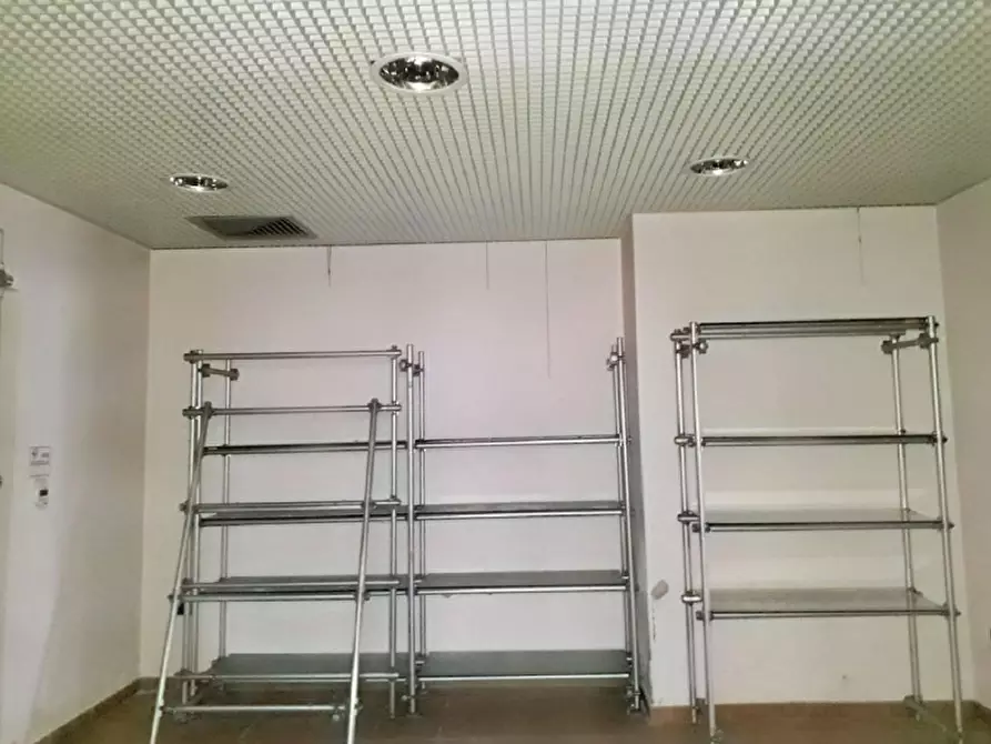 Immagine 10 di Negozio in vendita  in Via Francesco Rubichi, N. 21-23 a Lecce