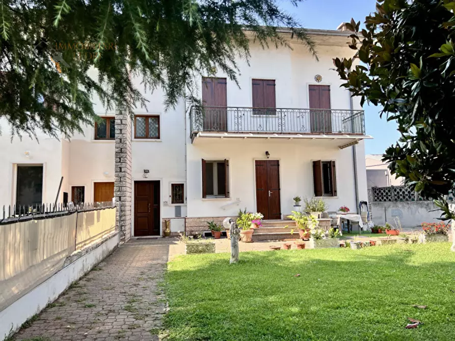 Immagine 25 di Casa bifamiliare in vendita  in Via Biante Remangi a Villafranca Di Verona