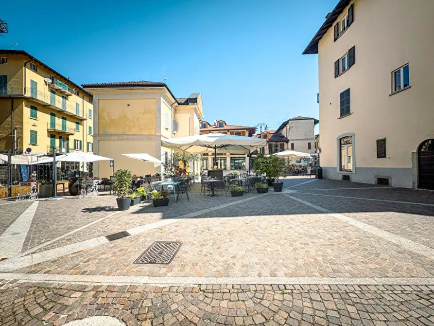Immagine 3 di Palazzo in vendita  in Piazza dottor Felice Possi n.3A a Stresa