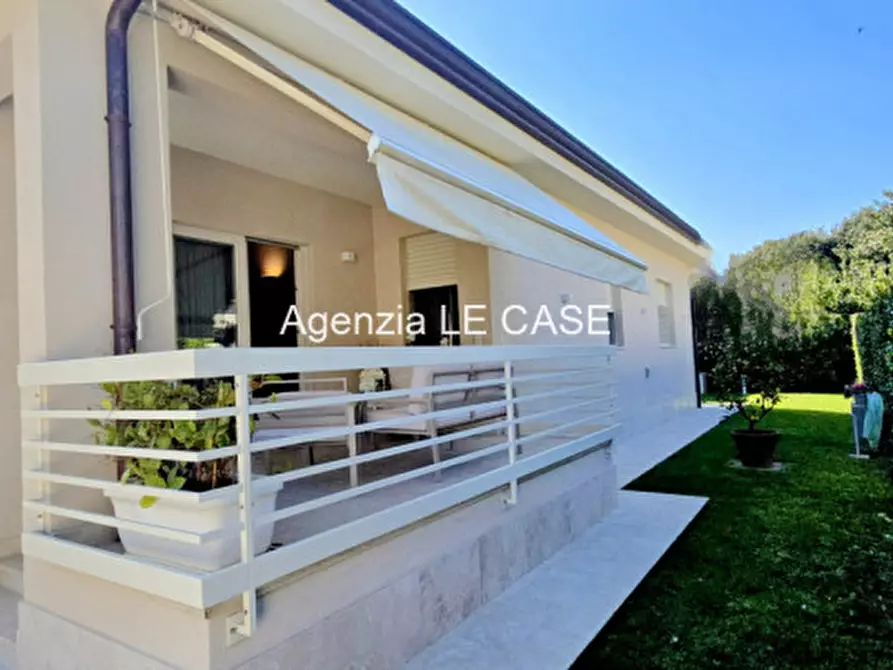 Immagine 1 di Villa in affitto  a Forte Dei Marmi