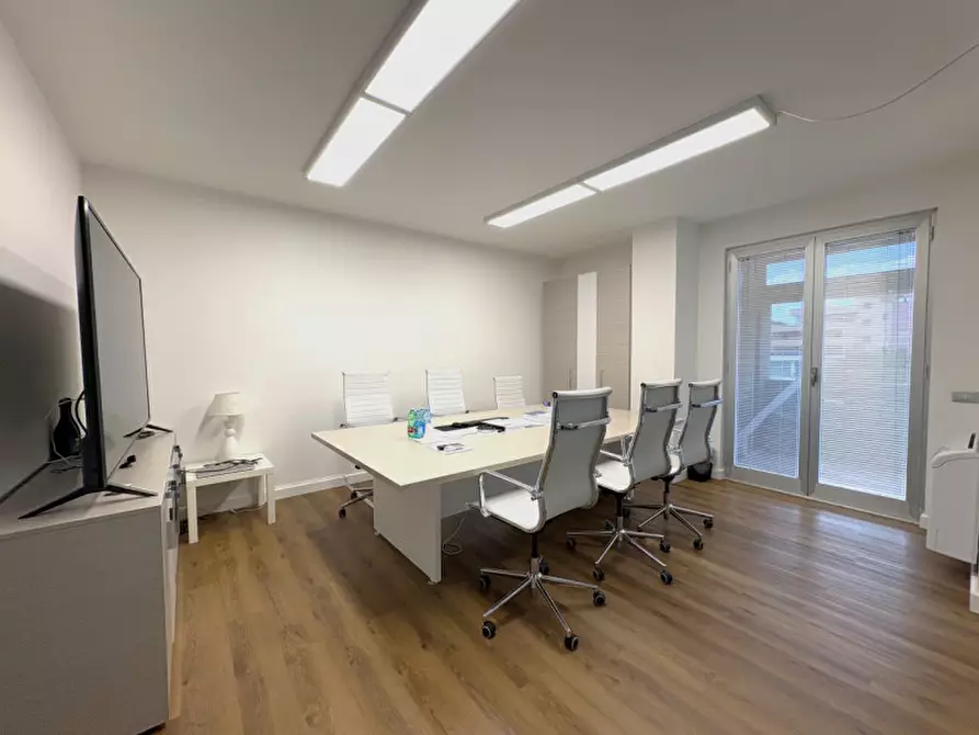 Immagine 10 di Ufficio in vendita  in Via Vittorio Bachelet a Lecce
