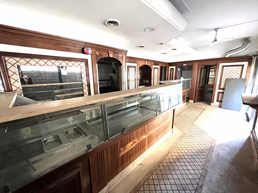 Immagine 1 di Negozio in affitto  in Via Pian Due Torri a Roma