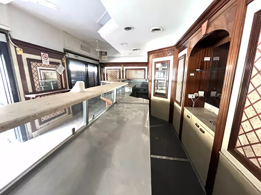 Immagine 2 di Negozio in affitto  in Via Pian Due Torri a Roma