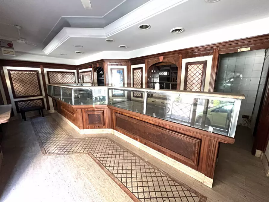 Immagine 3 di Negozio in affitto  in Via Pian Due Torri a Roma