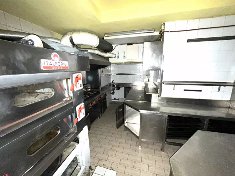 Immagine 4 di Negozio in affitto  in Via Pian Due Torri a Roma