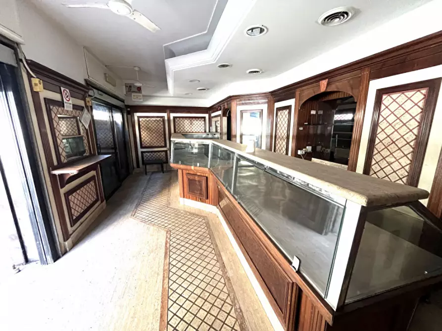 Immagine 5 di Negozio in affitto  in Via Pian Due Torri a Roma