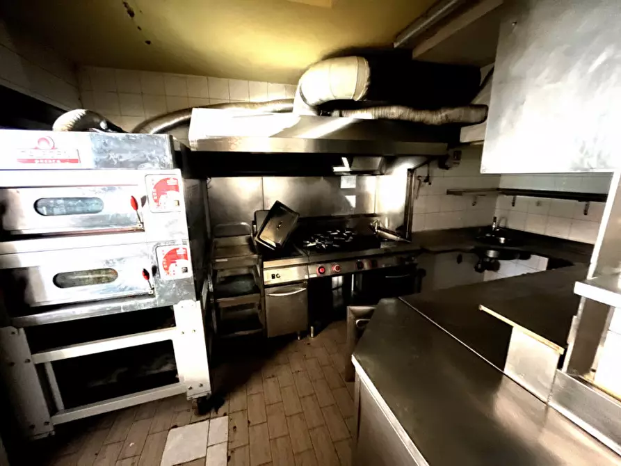 Immagine 9 di Negozio in affitto  in Via Pian Due Torri a Roma