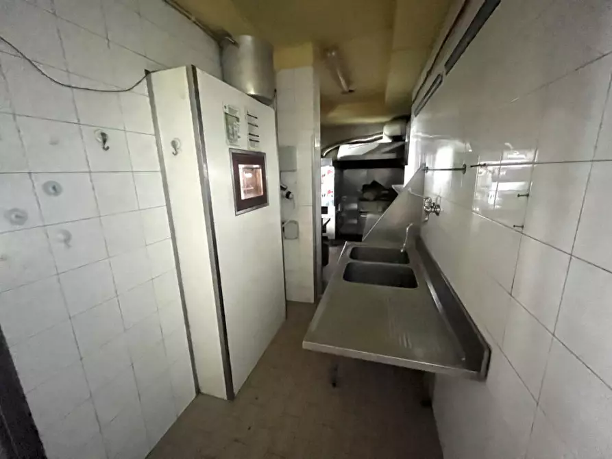 Immagine 10 di Negozio in affitto  in Via Pian Due Torri a Roma