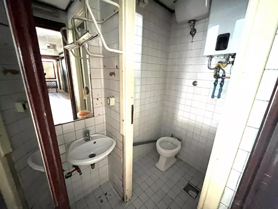 Immagine 12 di Negozio in affitto  in Via Pian Due Torri a Roma