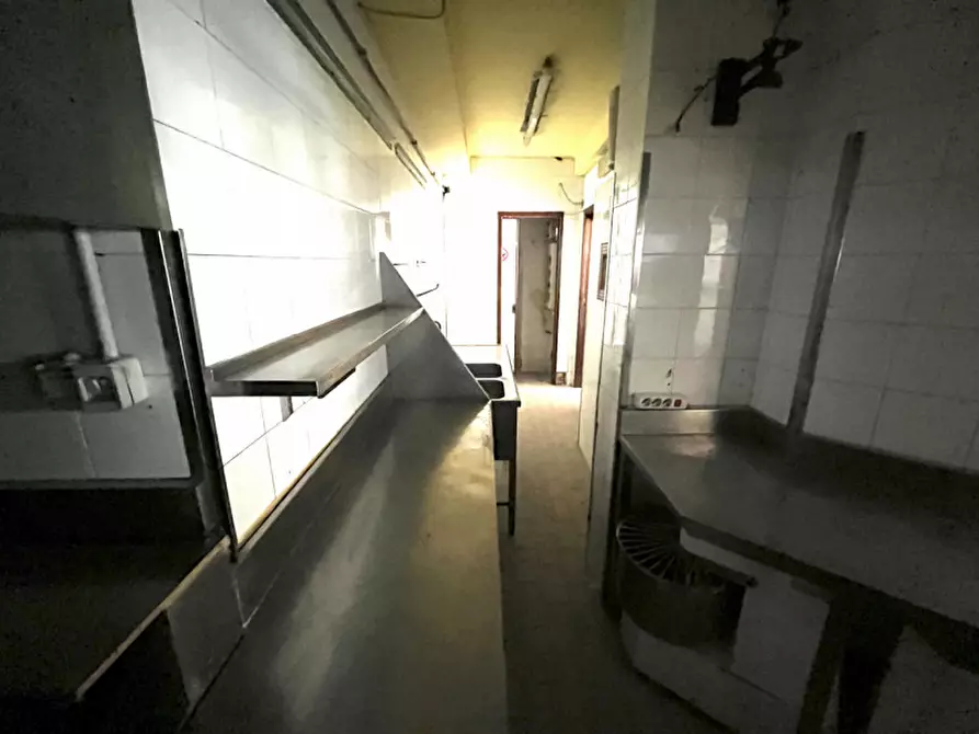 Immagine 13 di Negozio in affitto  in Via Pian Due Torri a Roma