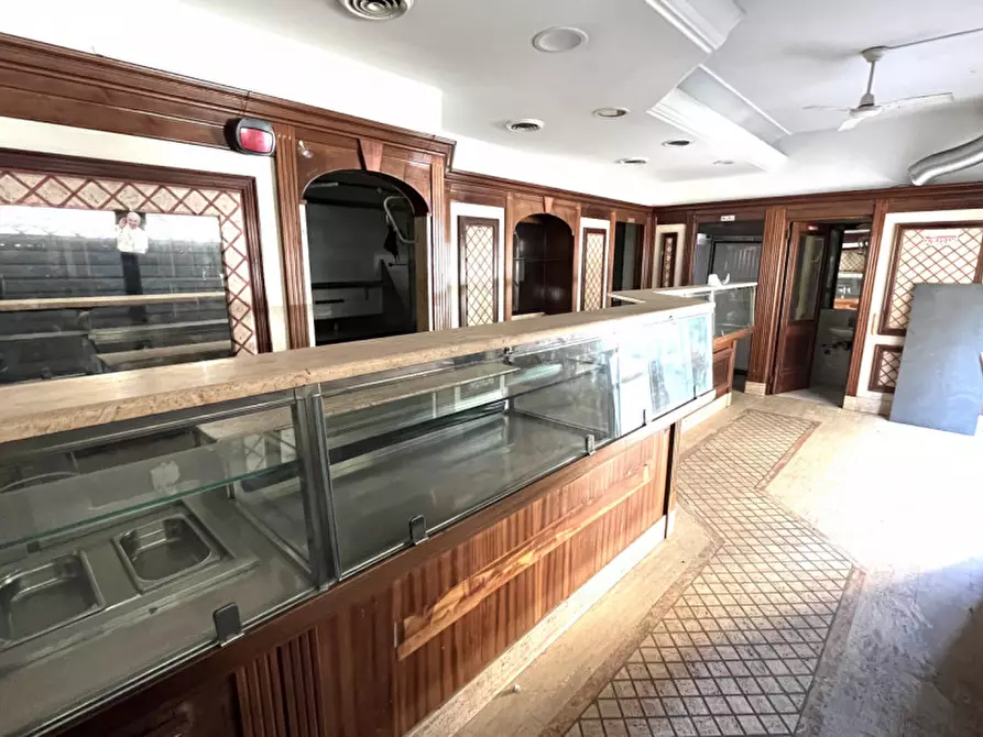 Immagine 14 di Negozio in affitto  in Via Pian Due Torri a Roma