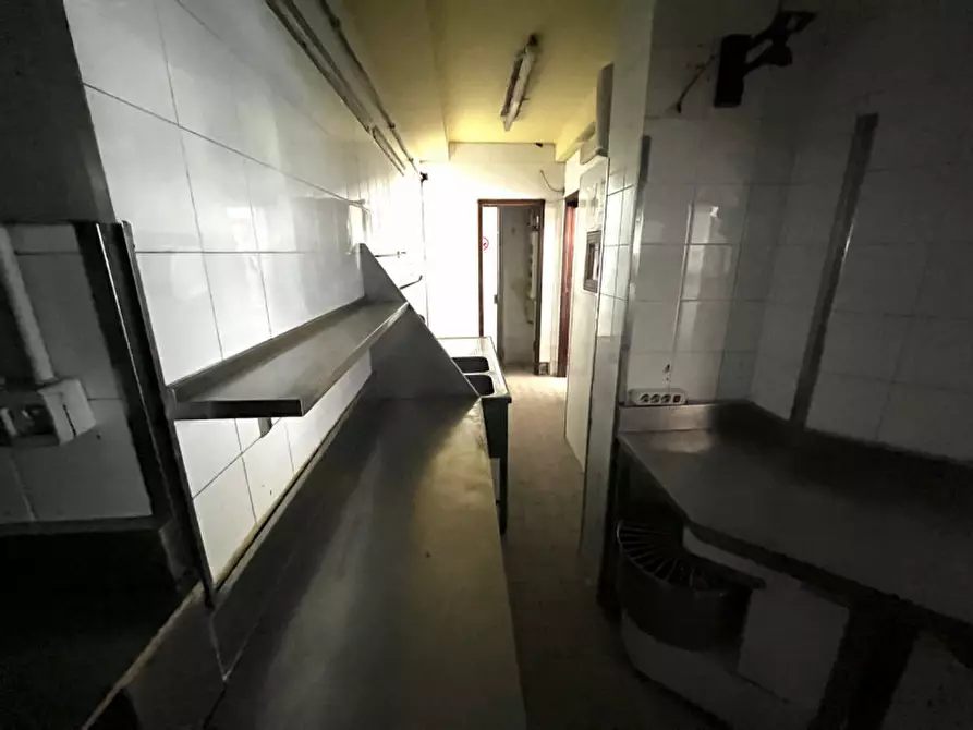 Immagine 15 di Negozio in affitto  in Via Pian Due Torri a Roma