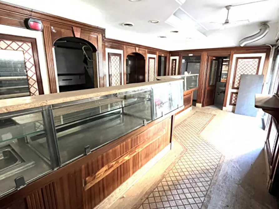 Immagine 16 di Negozio in affitto  in Via Pian Due Torri a Roma