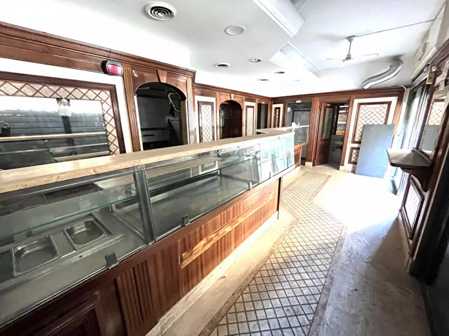 Immagine 17 di Negozio in affitto  in Via Pian Due Torri a Roma