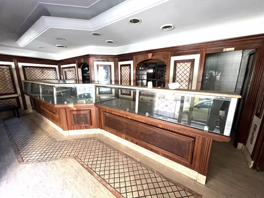 Immagine 19 di Negozio in affitto  in Via Pian Due Torri a Roma