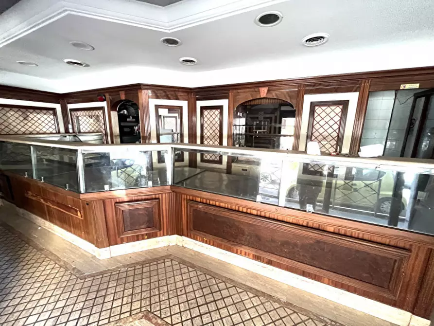 Immagine 20 di Negozio in affitto  in Via Pian Due Torri a Roma