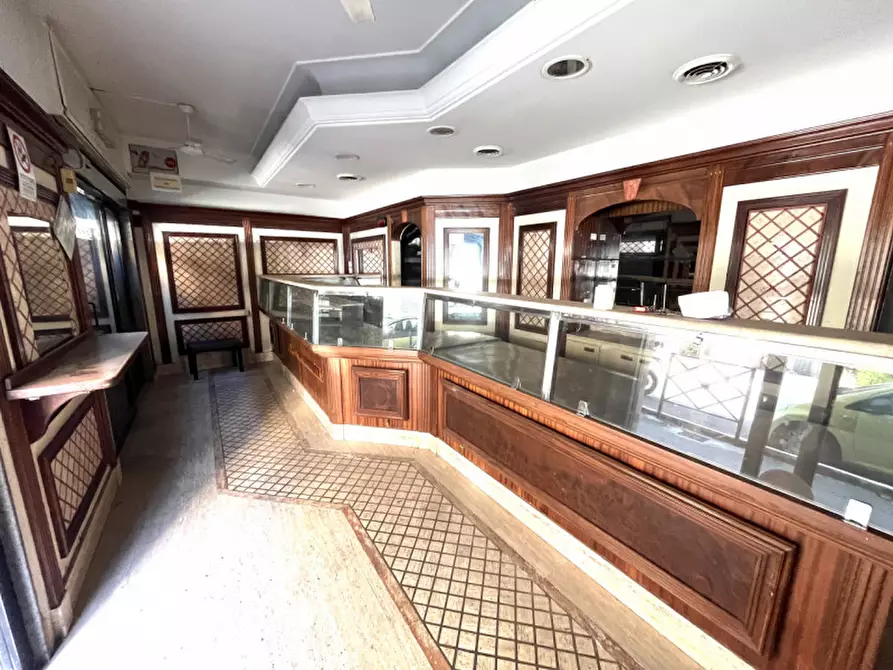 Immagine 22 di Negozio in affitto  in Via Pian Due Torri a Roma