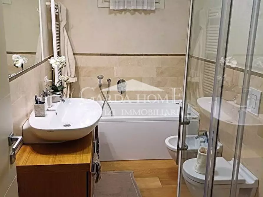 Immagine 11 di Appartamento in vendita  in Viale Cavour a Desenzano Del Garda
