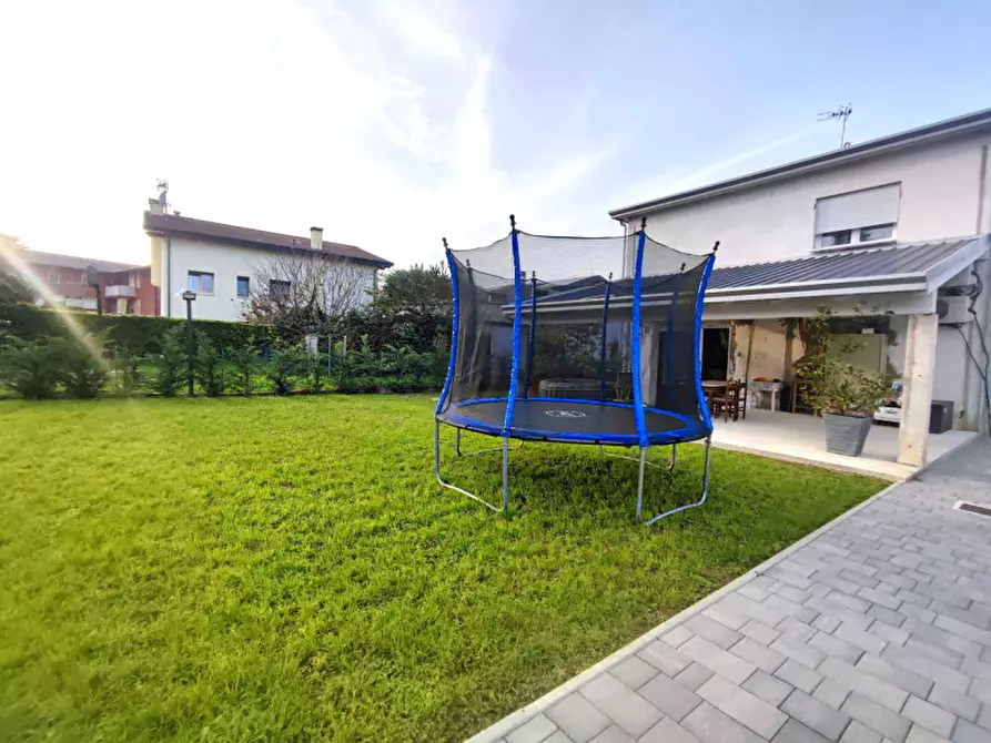 Immagine 1 di Villa in vendita  a Padova