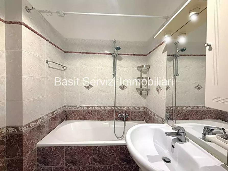 Immagine 39 di Appartamento in vendita  in Via dei Buonvisi a Roma