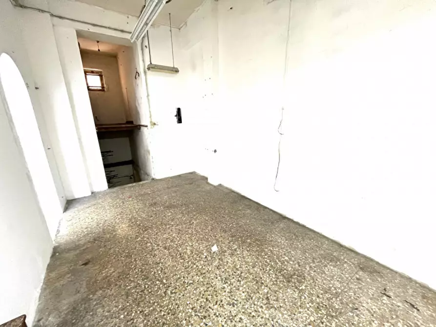 Immagine 2 di Negozio in affitto  in Via Cherso a Roma