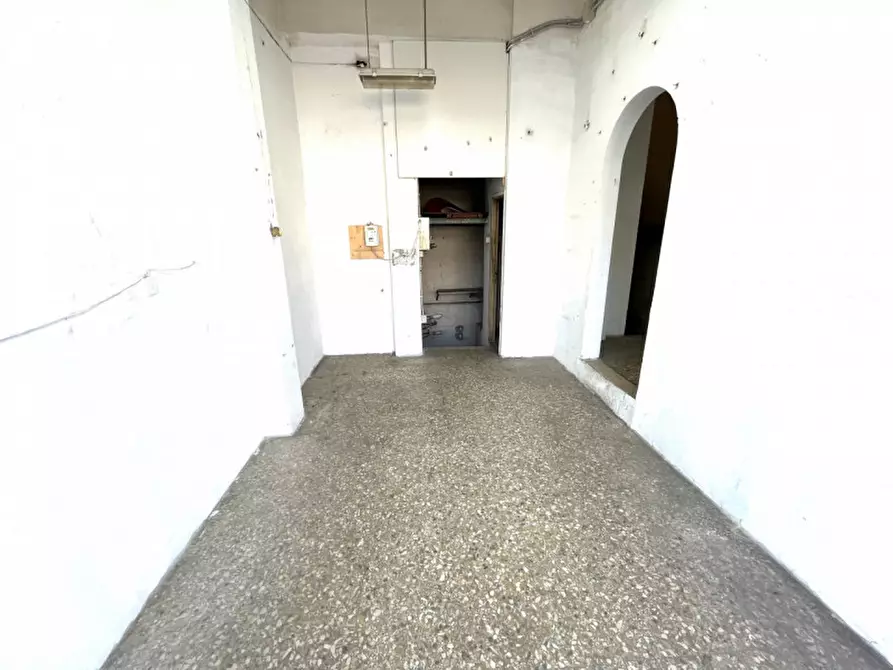 Immagine 8 di Negozio in affitto  in Via Cherso a Roma
