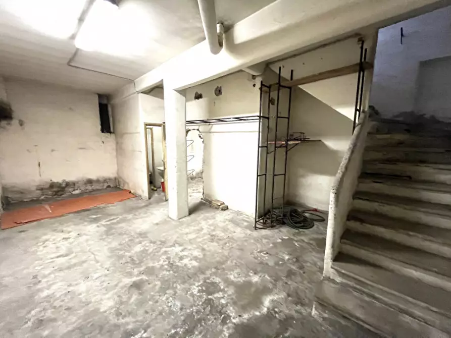 Immagine 9 di Negozio in affitto  in Via Cherso a Roma