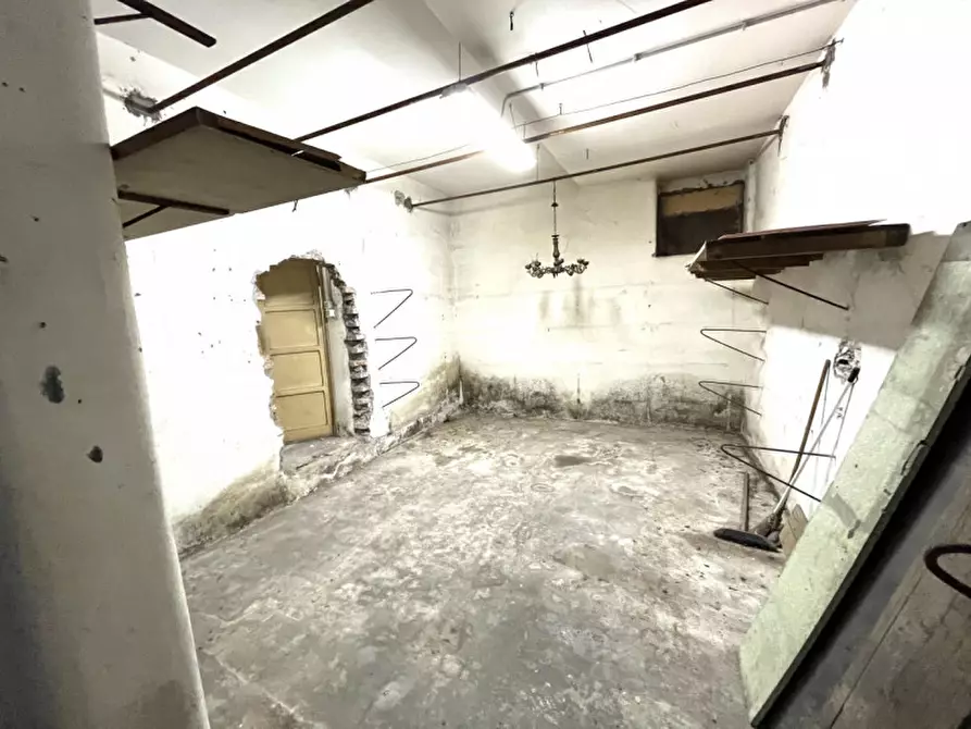 Immagine 10 di Negozio in affitto  in Via Cherso a Roma