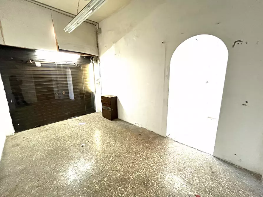Immagine 13 di Negozio in affitto  in Via Cherso a Roma