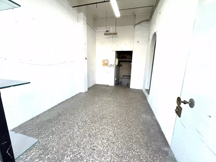 Immagine 17 di Negozio in affitto  in Via Cherso a Roma
