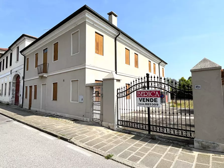 Immagine 1 di Palazzo in vendita  in Via Roma a Noventa Vicentina