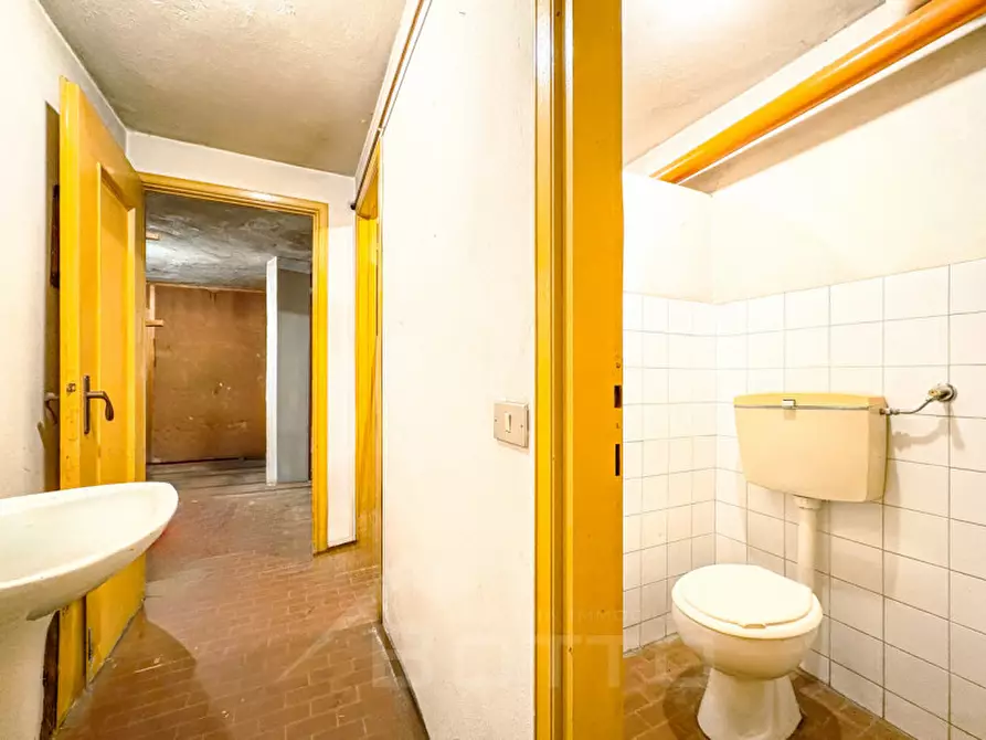 Immagine 12 di Negozio in vendita  in via carrobio 14 a Omegna