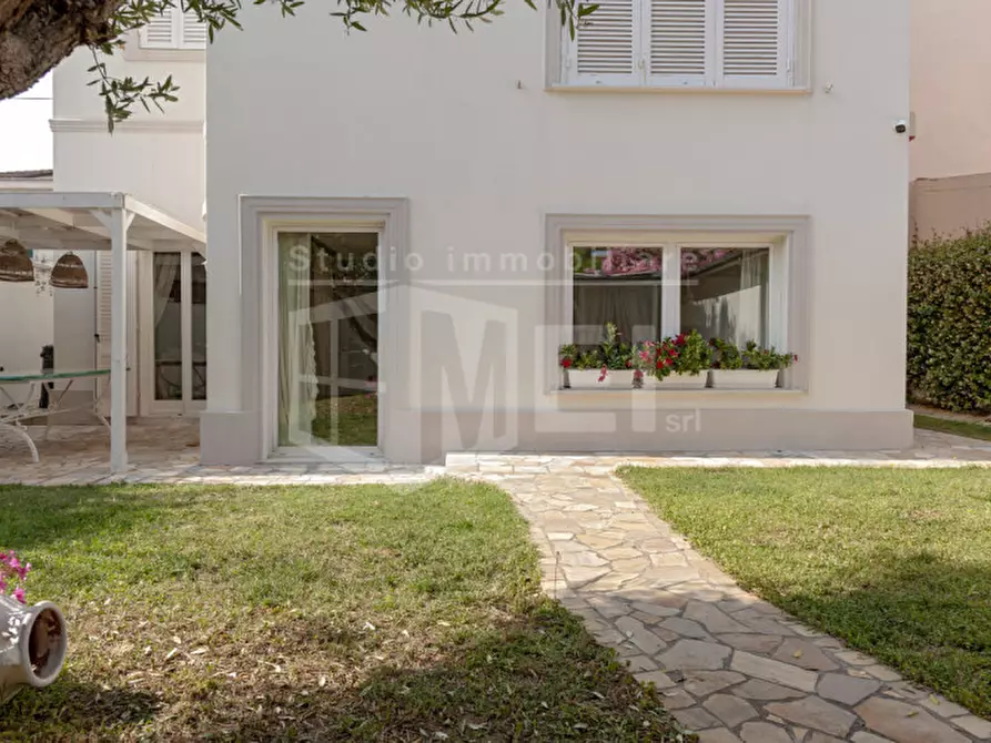 Immagine 1 di Villa in vendita  in via della gorgona a Livorno