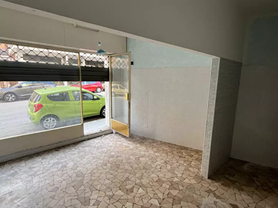Immagine 1 di Negozio in vendita  in VIA TIZIANO 17 a Ancona
