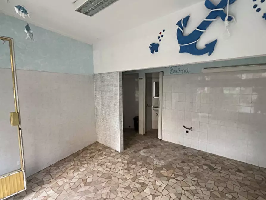 Immagine 3 di Negozio in vendita  in VIA TIZIANO 17 a Ancona