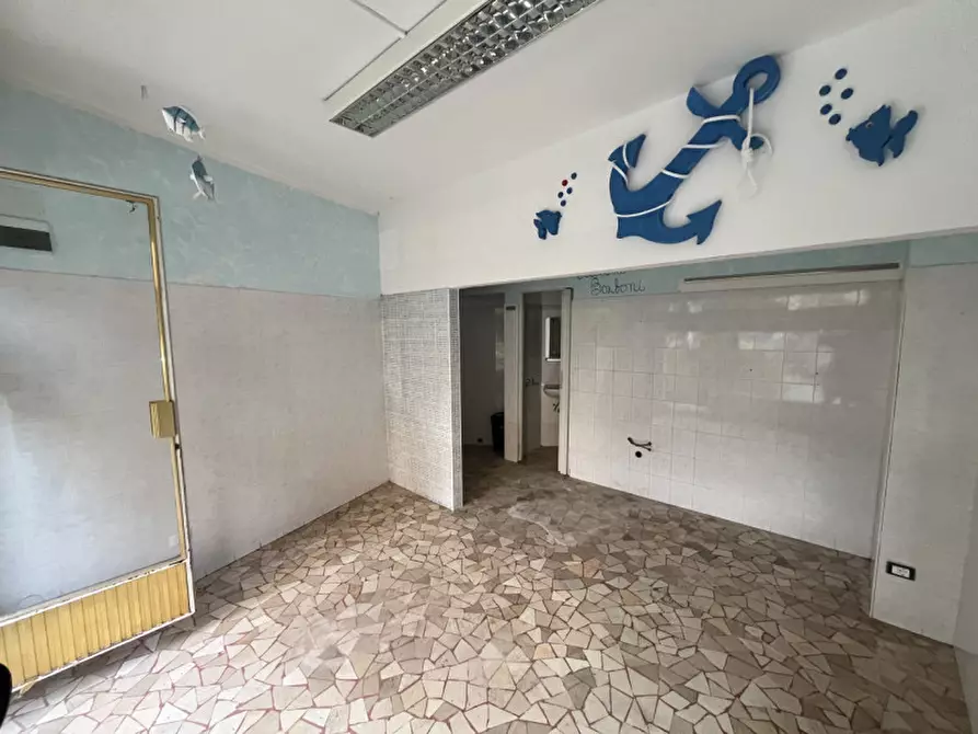 Immagine 4 di Negozio in vendita  in VIA TIZIANO 17 a Ancona