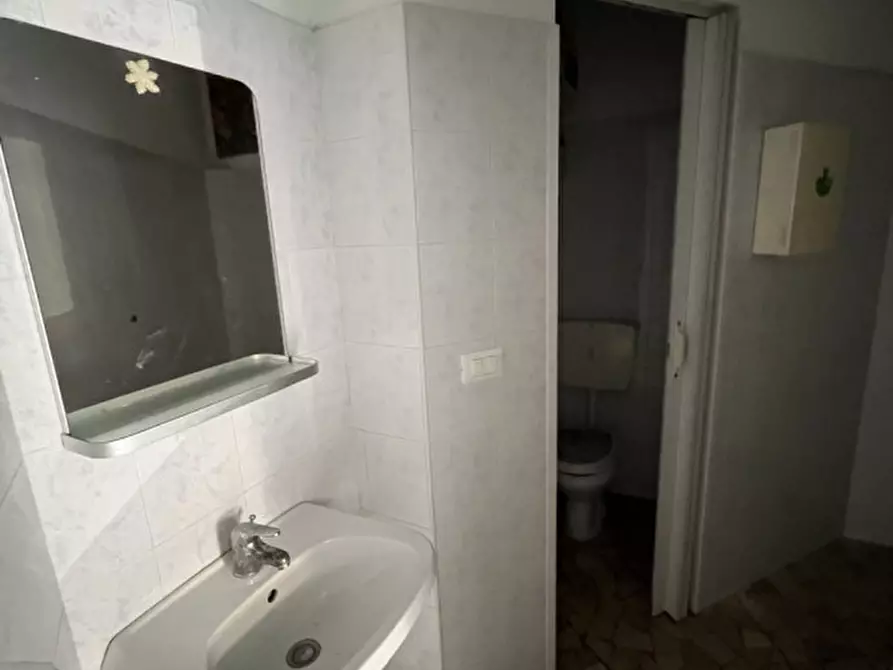 Immagine 5 di Negozio in vendita  in VIA TIZIANO 17 a Ancona