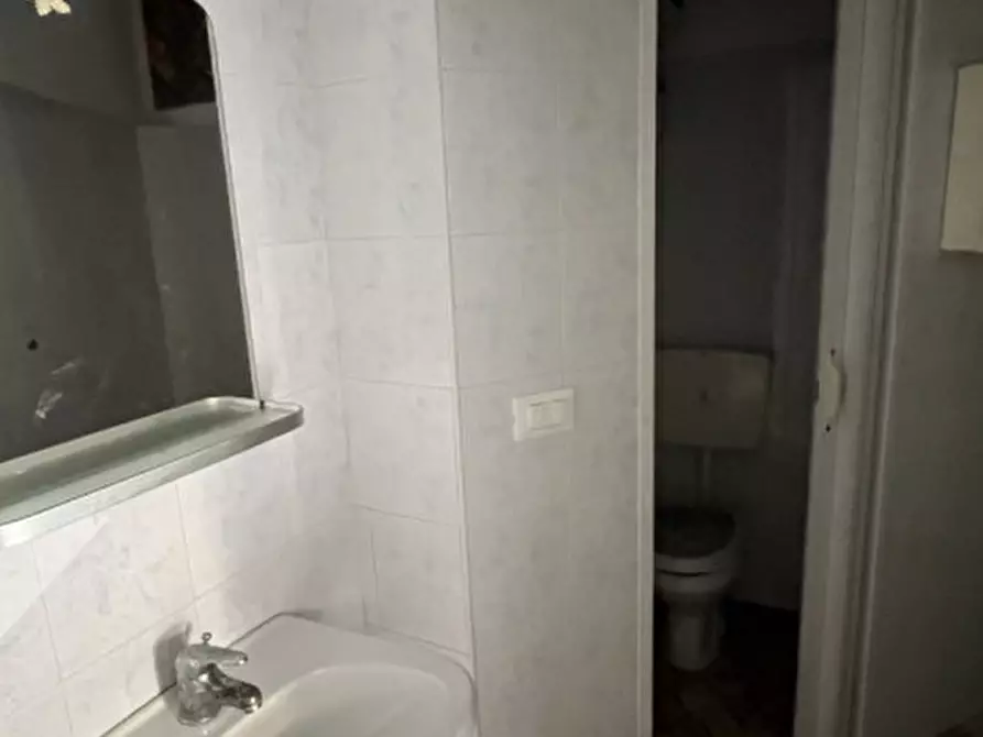 Immagine 6 di Negozio in vendita  in VIA TIZIANO 17 a Ancona