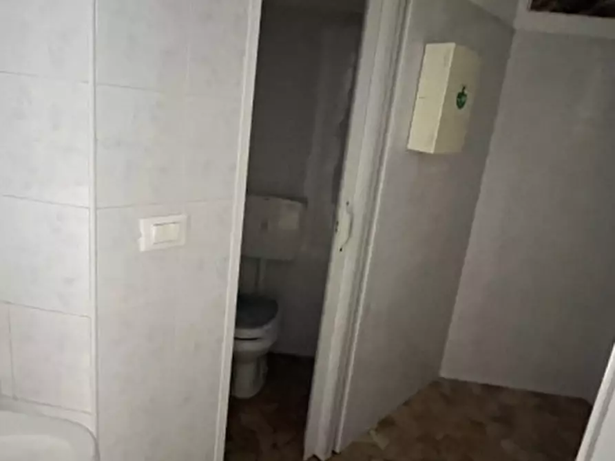 Immagine 7 di Negozio in vendita  in VIA TIZIANO 17 a Ancona