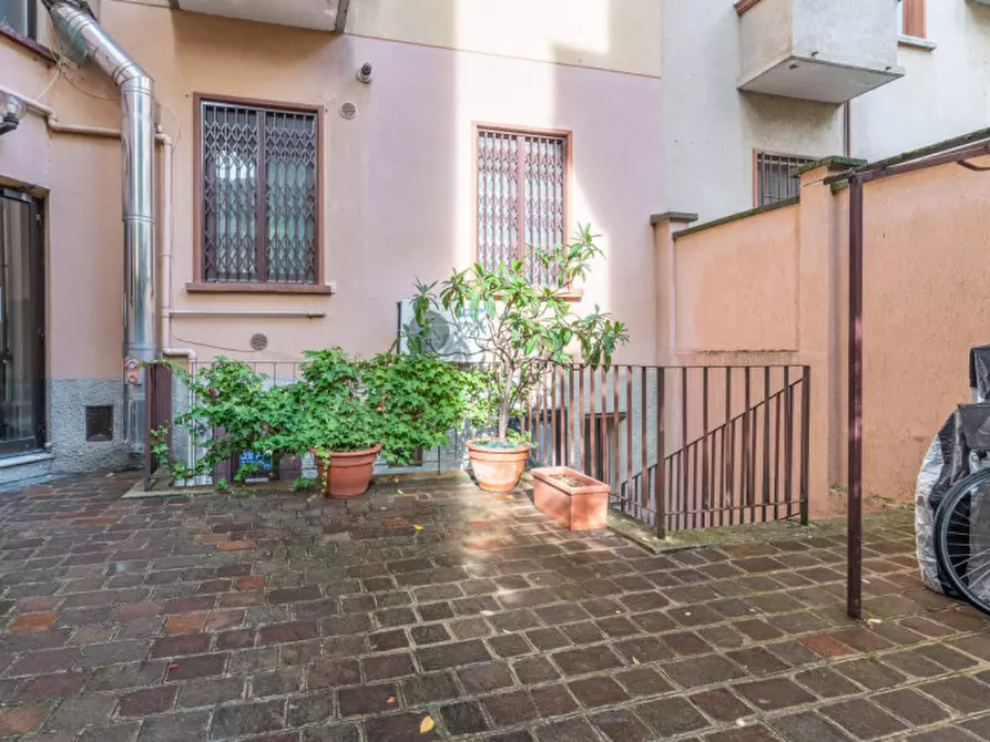 Immagine 2 di Magazzino in vendita  in Via Clefi, 3 a Milano