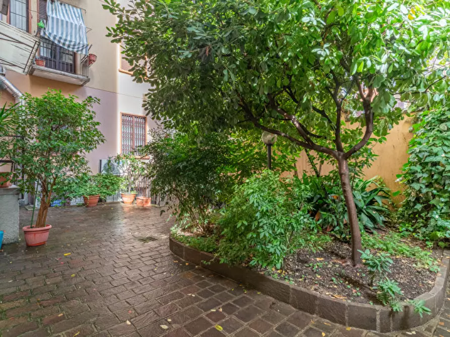 Immagine 3 di Magazzino in vendita  in Via Clefi, 3 a Milano