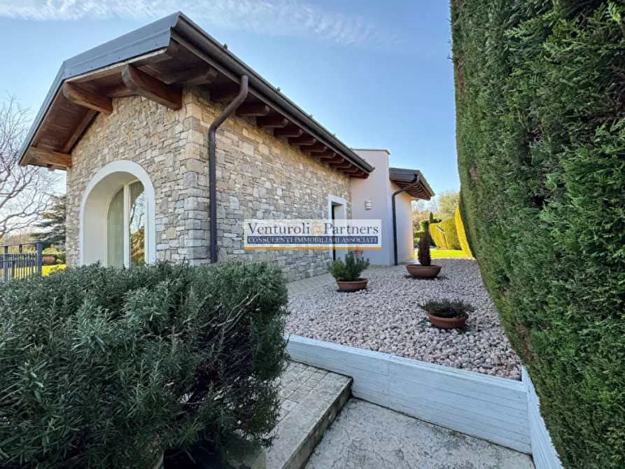 Immagine 1 di Villa in vendita  in Via Pieve Vecchia a Manerba Del Garda
