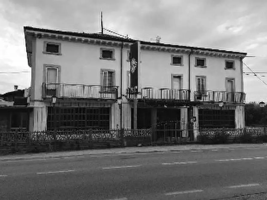 Immagine 1 di Palazzo in vendita  in VIA MADONNINA DI PRABIANO 11 a Villafranca Di Verona