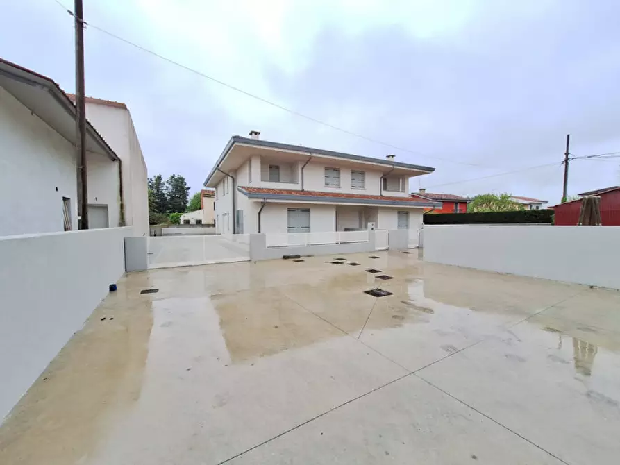 Immagine 1 di Casa trifamiliare in vendita  in Via Forni a Rovigo