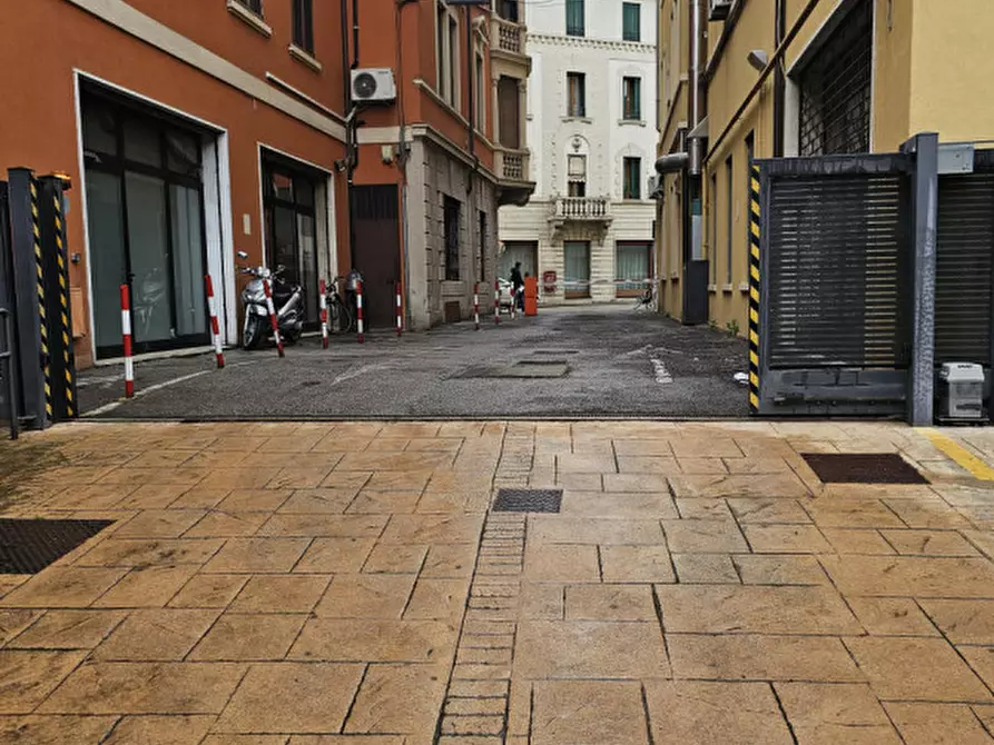 Immagine 1 di Garage in vendita  in VIA GIOTTO a Padova