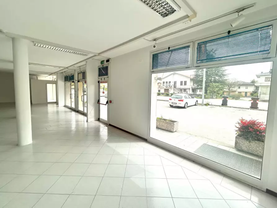 Immagine 1 di Negozio in affitto  in Viale della Repubblica, 14 a Sandrigo