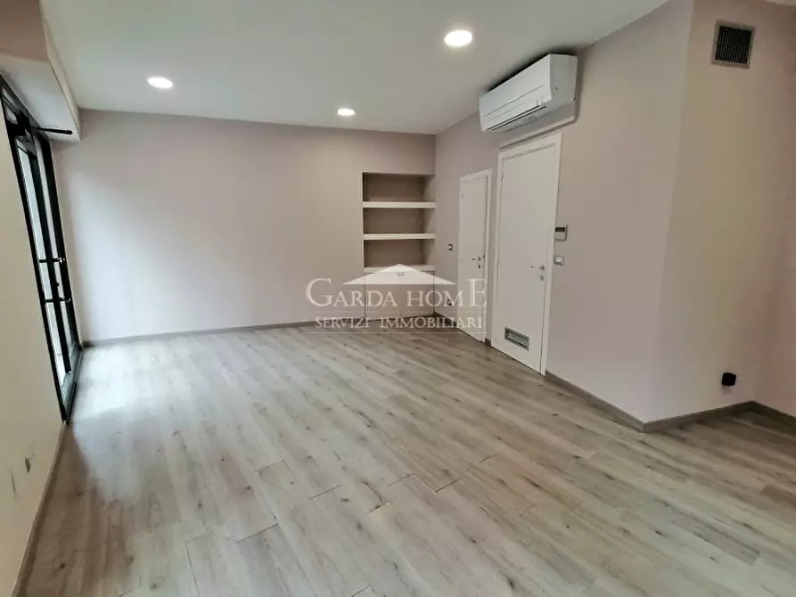 Immagine 1 di Negozio in affitto  in Piazza Duomo a Desenzano Del Garda