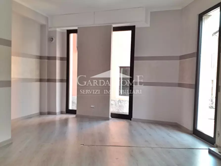 Immagine 4 di Negozio in affitto  in Piazza Duomo a Desenzano Del Garda